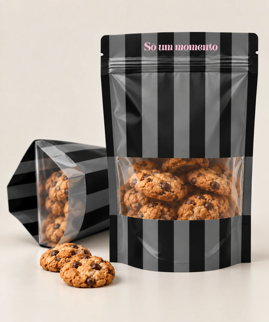 Mockup oficial do pouch listrado Um Momento com cookies